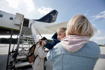 Madres con niños estuvieron entre los ucranianos en nuestro vuelo DC-8 a Toronto.