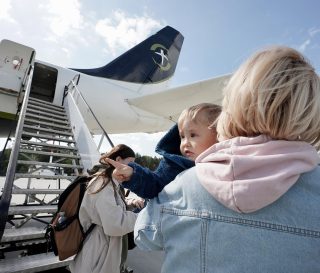 Madres con niños estuvieron entre los ucranianos en nuestro vuelo DC-8 a Toronto.