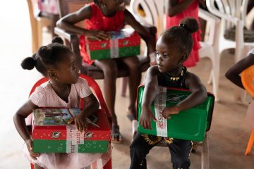 Los niños saramacanos reciben cajas de regalos de Operation Christmas Child en un evento evangelístico en Surinam.