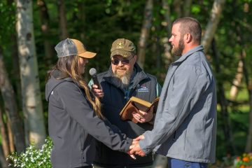 Sean y Brandy Karpf intercambiaron votos durante una ceremonia de re-dedicación en Samartian Lodge Alaska.