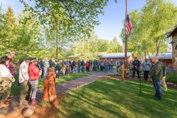 El personal y las parejas honran a los veteranos caídos durante el servicio de Memorial Day.