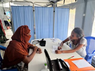Nuestros equipos médicos ven a cientos de pacientes al día en nuestra unidad médica móvil en el norte de Etiopía.