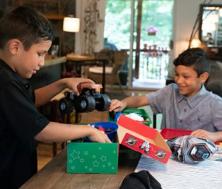Empacar artículos de calidad como un juguete, un camión o un balón con bomba sirven como artículos que sorprenden al niño de inmediato y lo llenan de gozo.