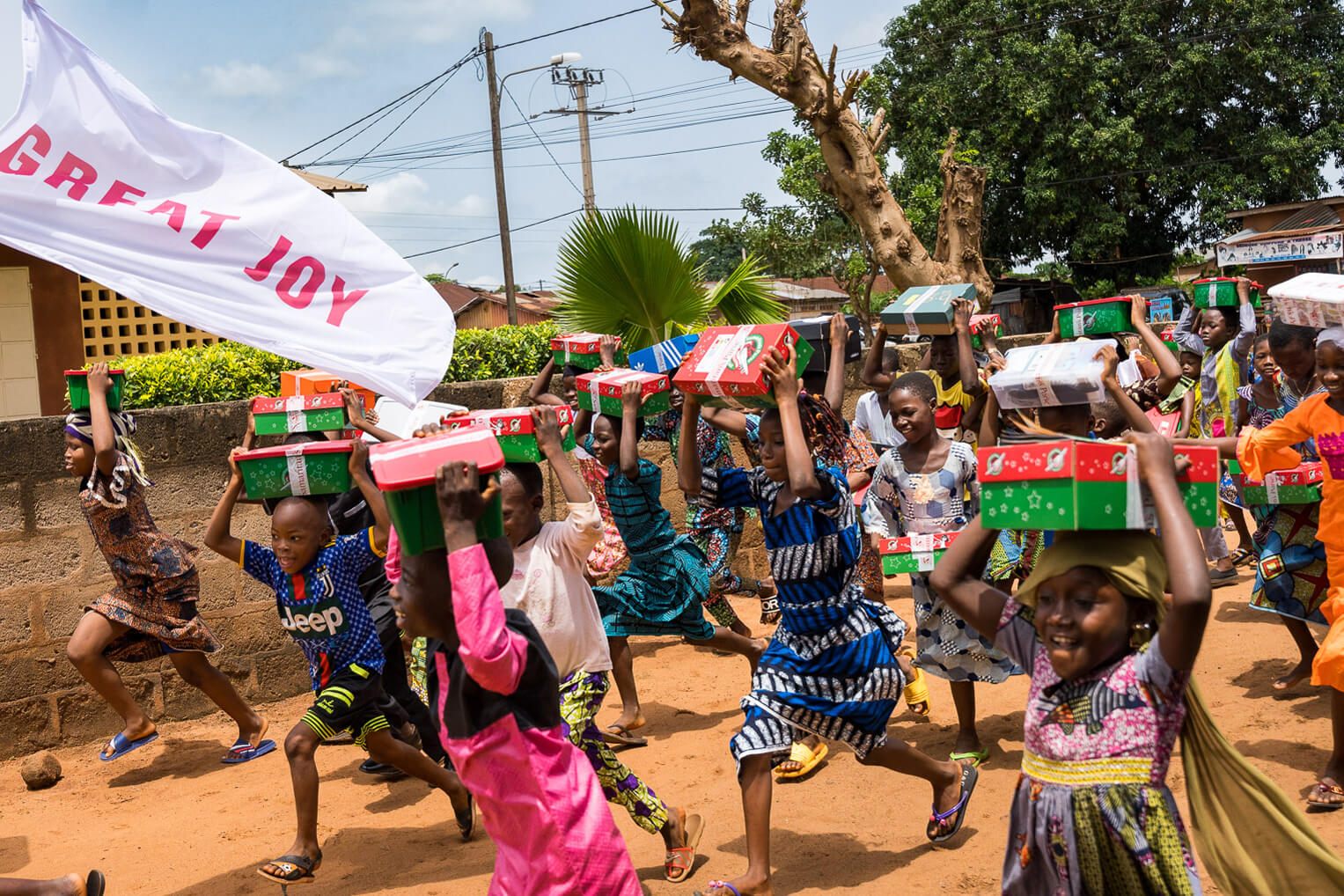 Muchos niños en Benín escucharon y creyeron en el Evangelio a través de los eventos evangelísticos de Operation Christmas Child.