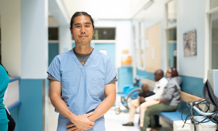 El viaje de corto plazo como voluntario del doctor Louis Yu con World Medical Mission en el hospital AIC Kijabe abrió sus ojos a las vastas necesidades alrededor del mundo.