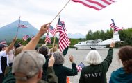 El personal y los voluntarios de Samaritan Lodge Alaska dan la bienvenida a 10 parejas militares en esta semana del 4 de julio.