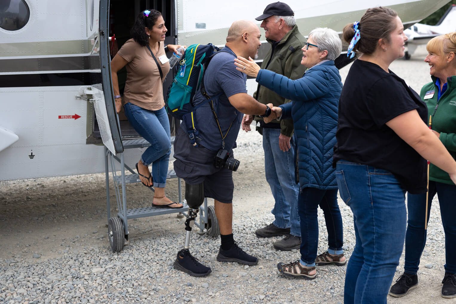 Franklin y Jane Graham saludan a las parejas que bajan del avión en Samaritan Lodge Alaska.
