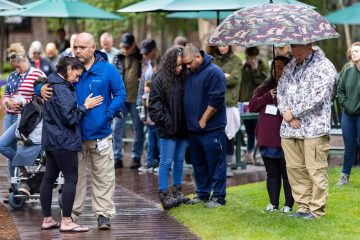 Las parejas recuerdan a sus familiares caídos durante una ceremonia especial en Samaritan Lodge Alaska.