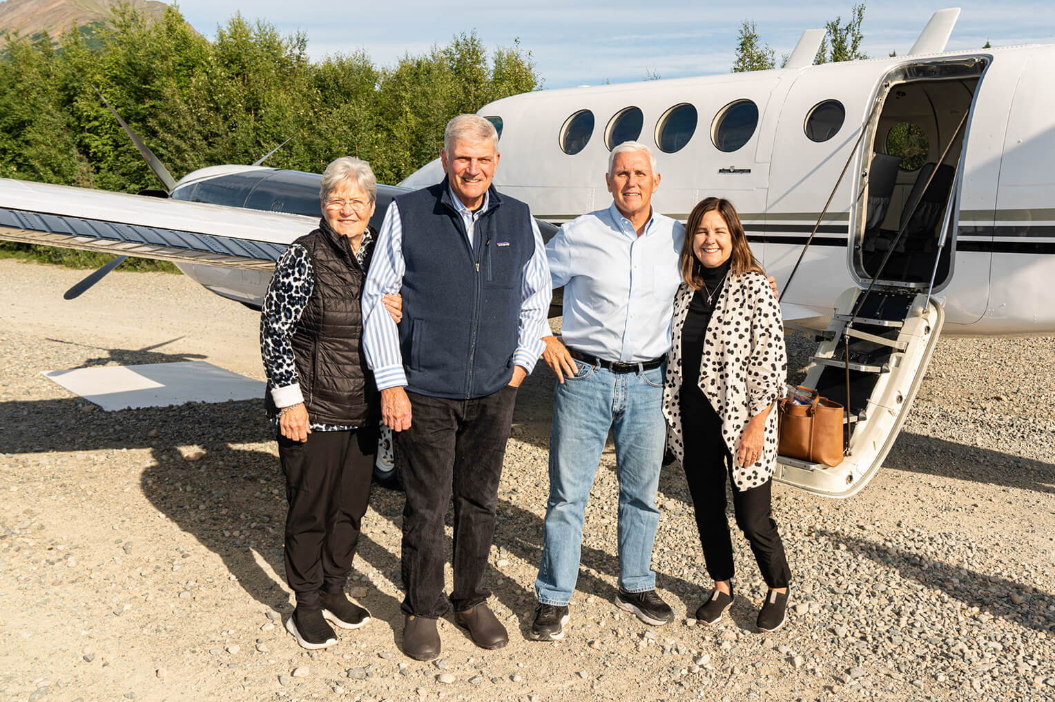 Franklin y Jane Graham le dieron la bienvenida a los Pence en Samaritan Lodge Alaska.