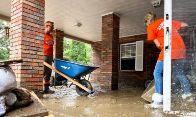Los voluntarios están ocupados limpiando lodo y escombros de hogares en Buchanan County, Virginia.