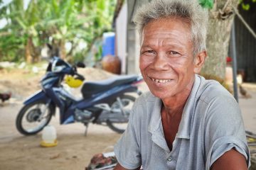 Danh trabaja para proveer para su familia, pero no pudo comprar un tanque de agua grande.
