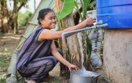 Los tanques de agua facilitan que las familias en Vietnam guarden agua potable y sobrevivan las temporadas de sequía.
