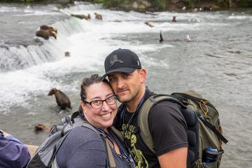 El sargento Eddie Shanks y su esposa Natalie disfrutan la vista en el parque nacional Katmai.
