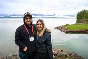 Evan y Katie se conectaron entre ellos y a Dios, rodeados de la naturaleza del parque nacional del lago Clark.