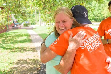 Thelmas Yonts y su esposo Curtis, son, junto con otros propietarios de Kentucky, propietarios a los que nuestro equipo de voluntarios está ayudando después de las devastadoras tormentas de julio.
