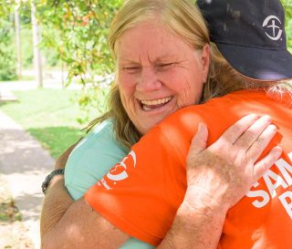 Thelmas Yonts y su esposo Curtis, son, junto con otros propietarios de Kentucky, propietarios a los que nuestro equipo de voluntarios está ayudando después de las devastadoras tormentas de julio.