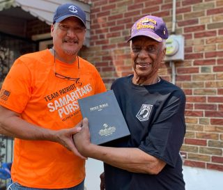 El veterano Brad Chandler tuvo el honor de trabajar en el hogar inundado del veterano de Corea, Vernon Warren.