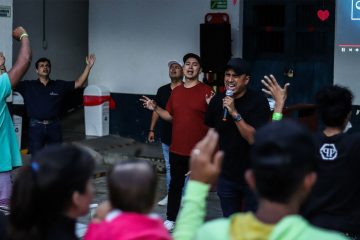 Miel San Marcos dirige la adoración en nuestro refugio para inmigrantes en la Donjuana, Colombia.