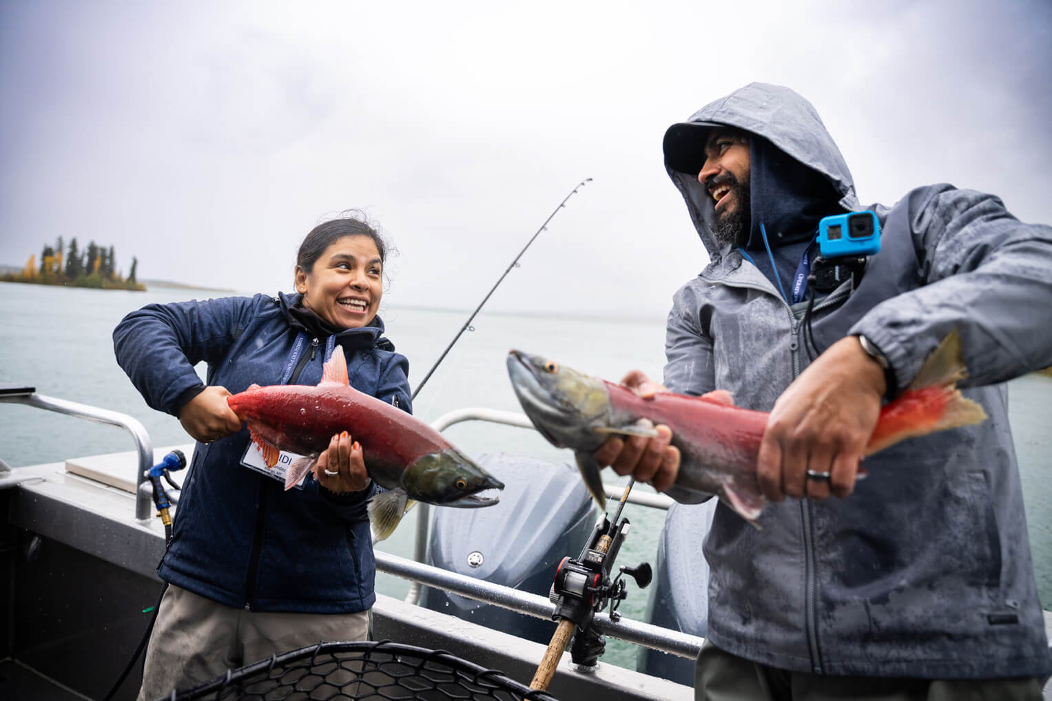 Las parejas se acercan por medio de las actividades como pescar salmón juntos.