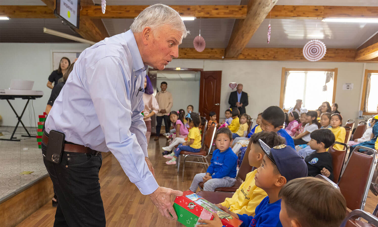 Franklin Graham reparte cajas de regalos de Operation Christmas Child a niños en Mongolia.