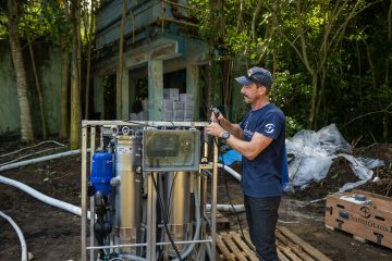 Miembros del equipo de respuesta de asistencia en desatares instaló cuatro sistemas de agua en Puerto Rico después del huracán Fiona. 