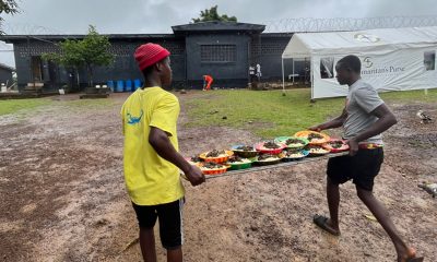 Los prisioneros preparan comida para otros prisioneros durante un evento evangelístico en la prisión central de Liberia.