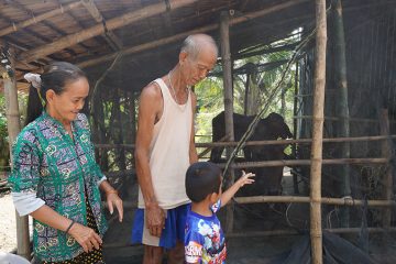 Hai y su familia agradecen por el proyecto de crianza de ganado. 