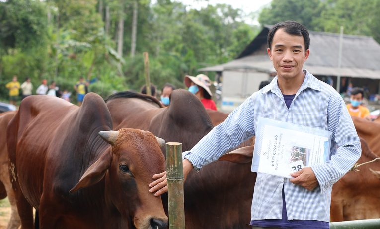 Nuestro proyecto ayuda a Chua a saber cómo criar ganado para sostener a su familia.