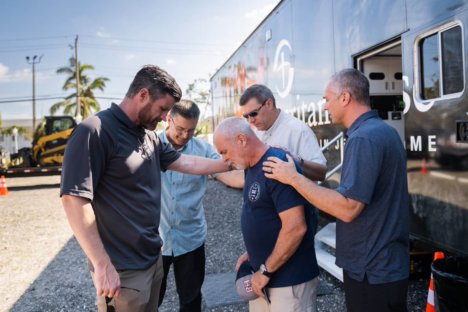 Edward Graham y otros líderes de Samaritan’s Purse se encontraron y oraron con propietarios, voluntarios y pastores en el suroeste de Florida.