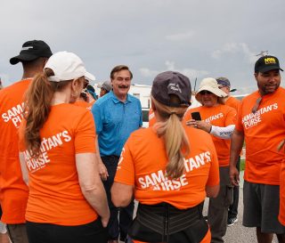 Mike Lindell, fundador de My Pillow Inc, animó a los sobrevivientes del huracán y a los voluntarios en Florida.