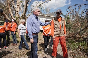 Franklin conversó con los líderes y otros voluntarios durante su visita a las áreas del suroeste de Florida, dañadas por el huracán.