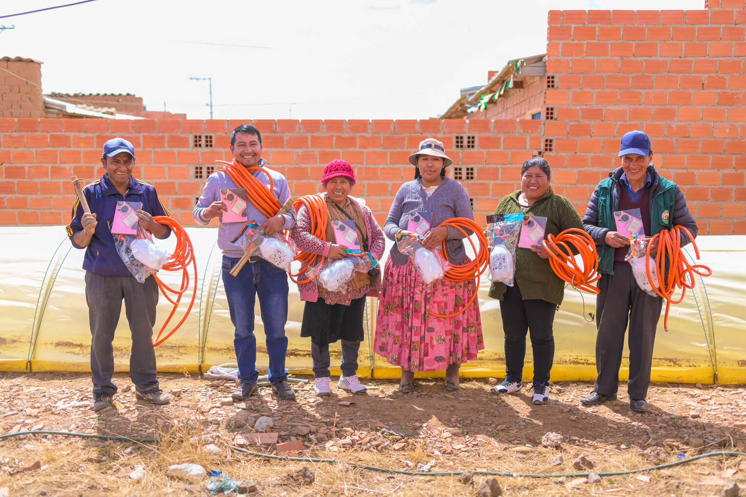 Proveímos a los residentes de El Alto con materiales y capacitación para cultivar micro-túneles en El Alto.