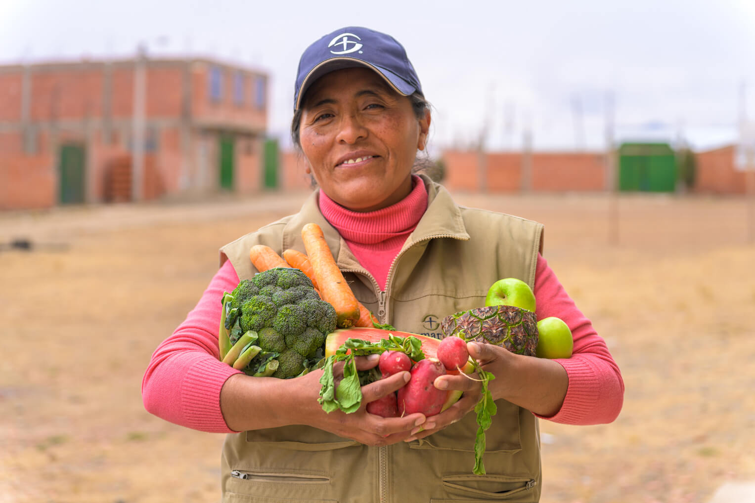 Lenicia, una nutrióloga de Samaritan’s Purse, enseña a los habitantes de El Alto cómo preparar comidas nutritivas para sus familias.