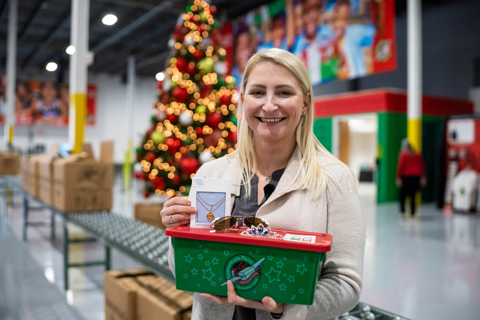 Elizabeth está viajando a los centros de procesamiento de Operation Christmas Child y centros de recolección con la caja de regalos 200 millones.