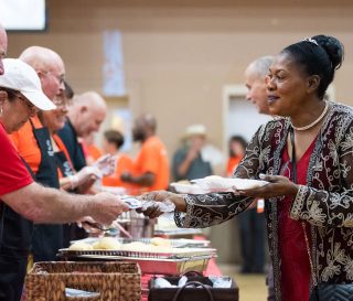 Los residentes recibieron una comida abundante de Mission BBQ y Samaritan’s Purse.
