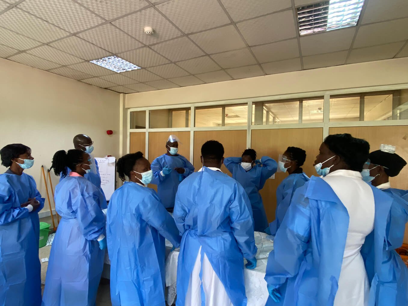 Seguiremos trabajando por medio de colaboradores locales médicos para proveer de prevención del ébola y cuidados en el país.