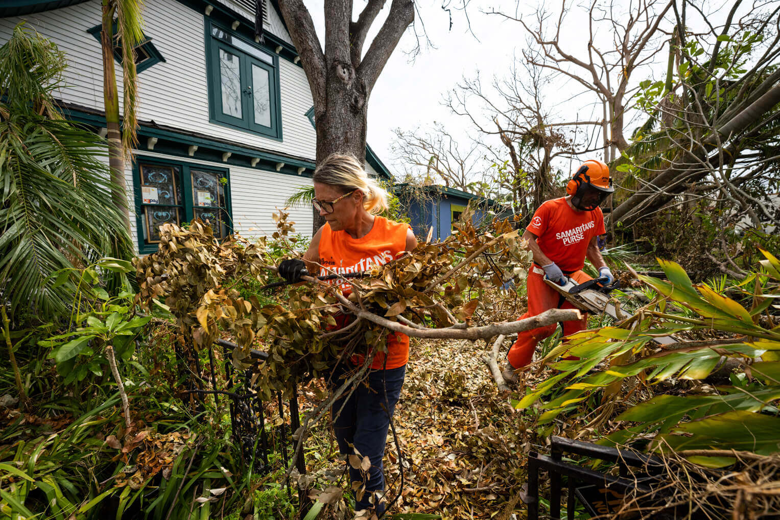 Se necesitan muchos más voluntarios en el área para ayudar a los propietarios a quitar árboles y escombros, y parchar techos dañados. 