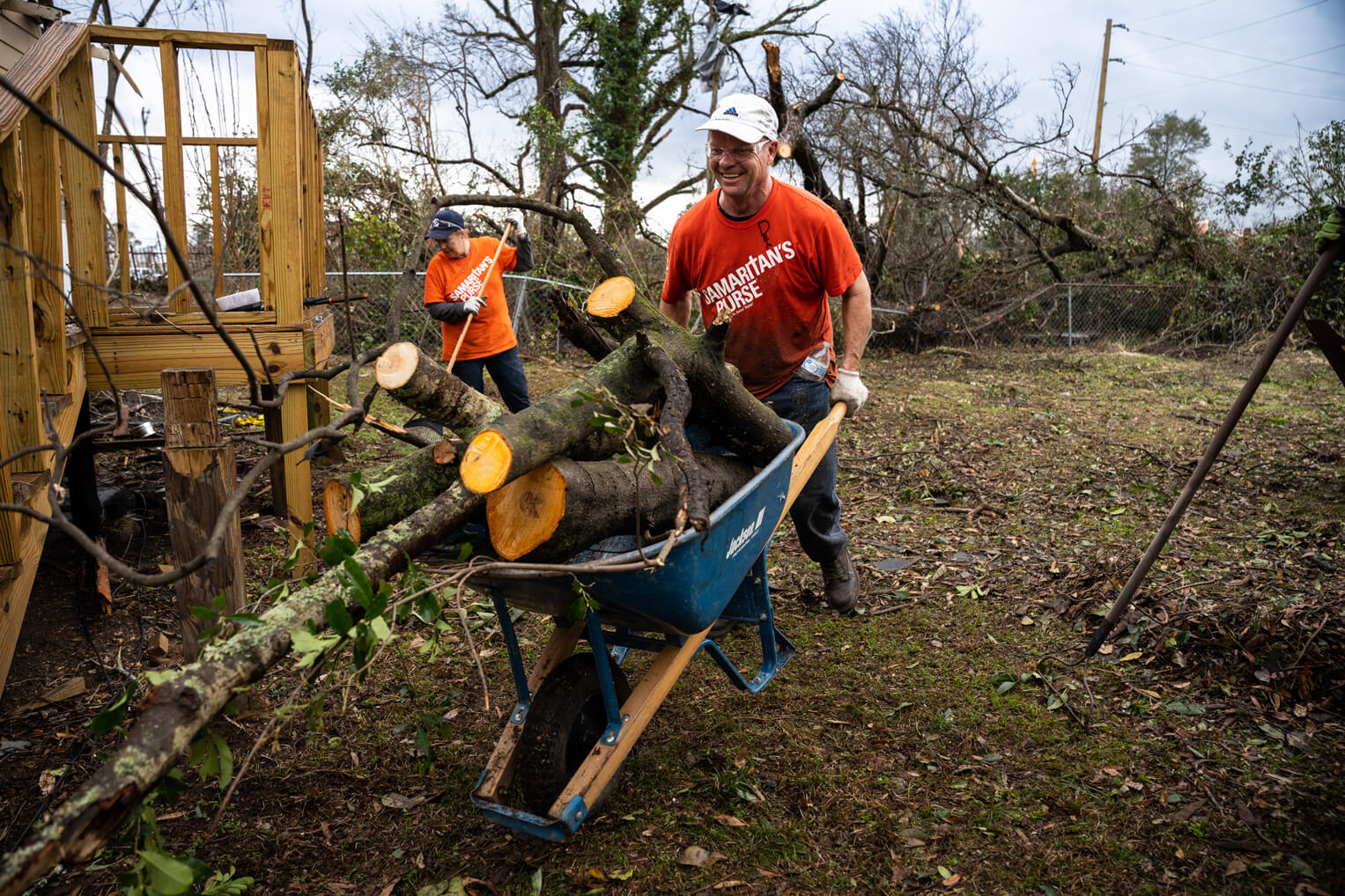 Los voluntarios trabajan duro limpiando en Selma, Alabama y otras partes del sureste.