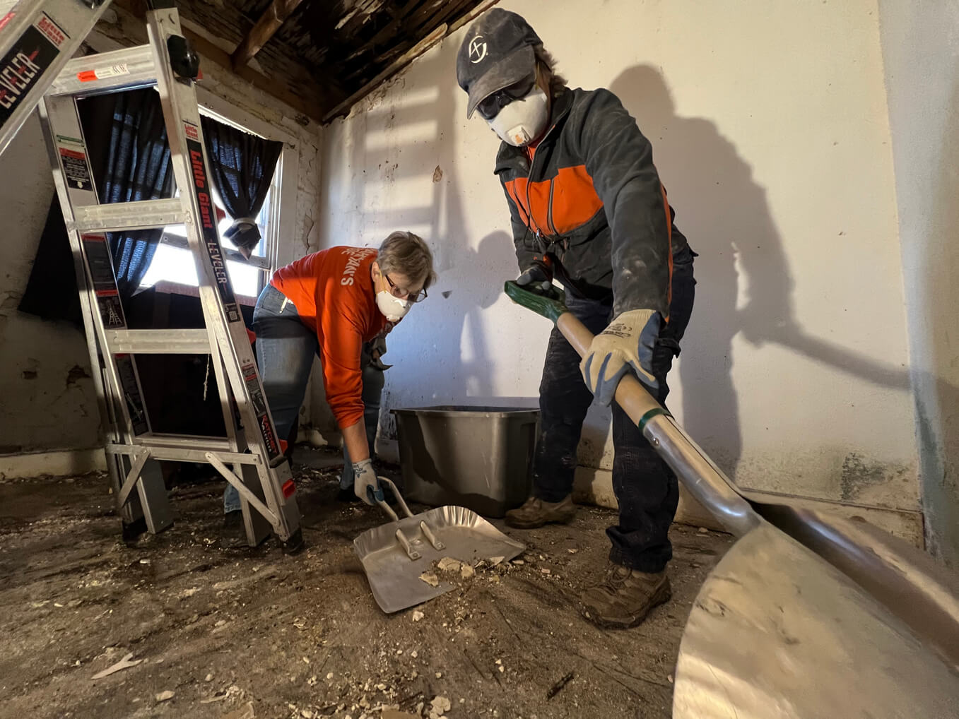 Los voluntarios limpian los hogares inundados en el condado Merced, California.
