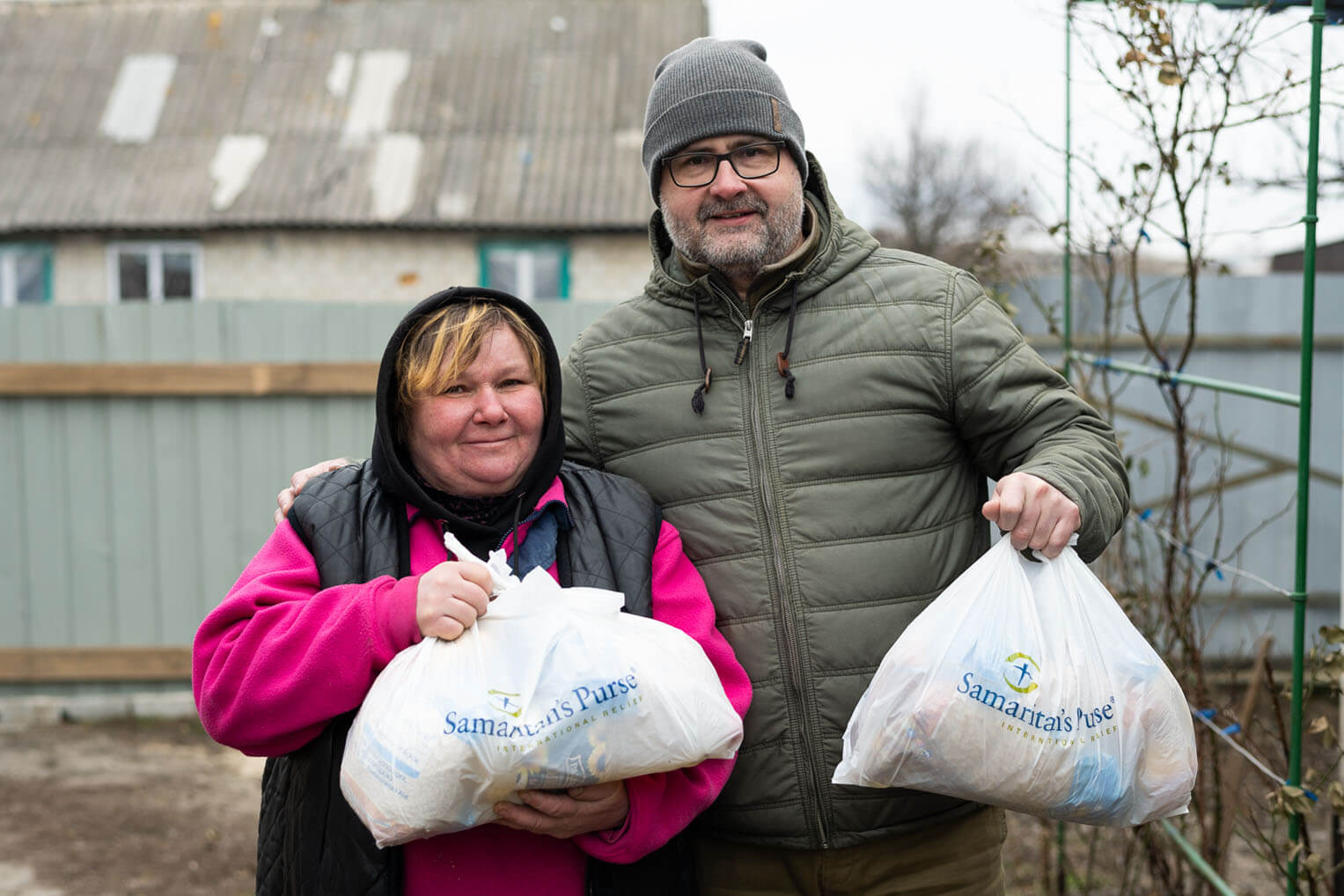 Chaplain Danylo delivers food from Samaritan's Purse to Olga. 