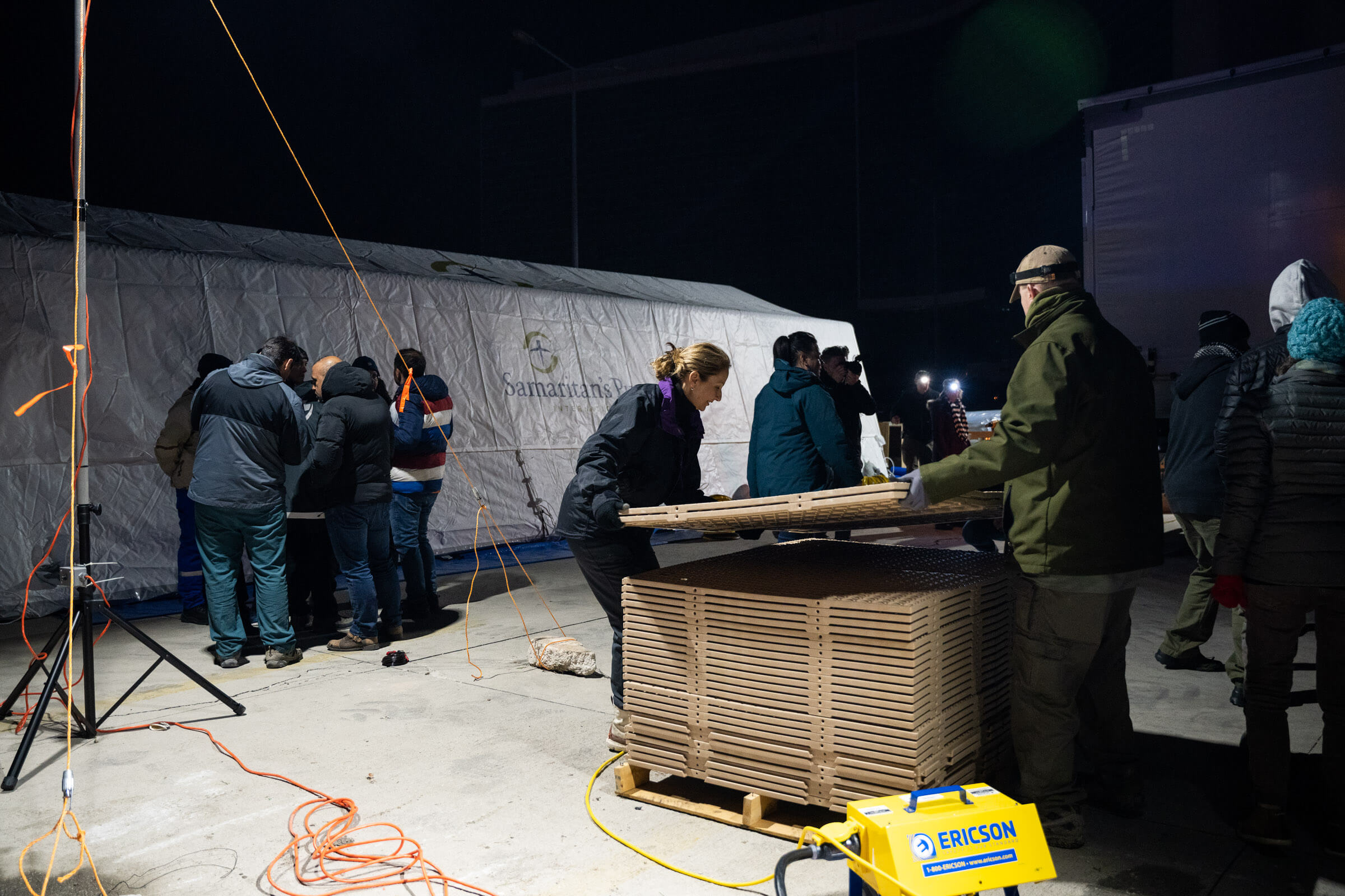 Nuestros equipos trabajaron durante la noche para construir las tiendas y ensamblar el equipo hospitalario.
