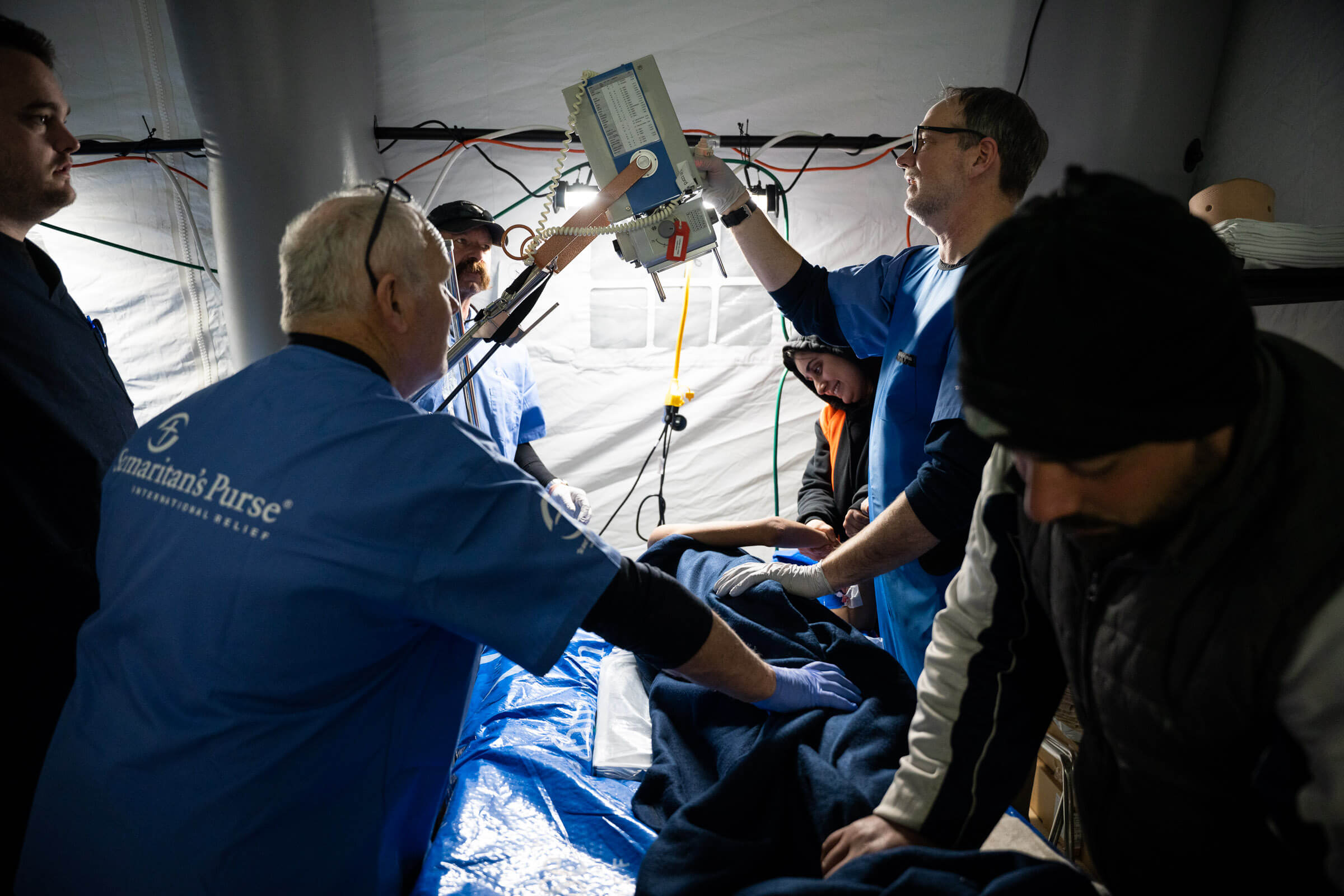 El equipo de nuestro hospital móvil de emergencias trabaja las 24 horas para atender a los sobrevivientes, entre ellos, Mehmet.