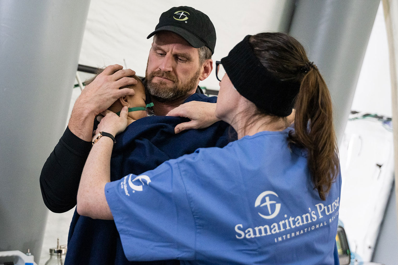 Edward Graham carga en brazos al pequeño Selim, de un año de edad, cuya vida se salvó gracias a la intervención de nuestros médicos y enfermeras.