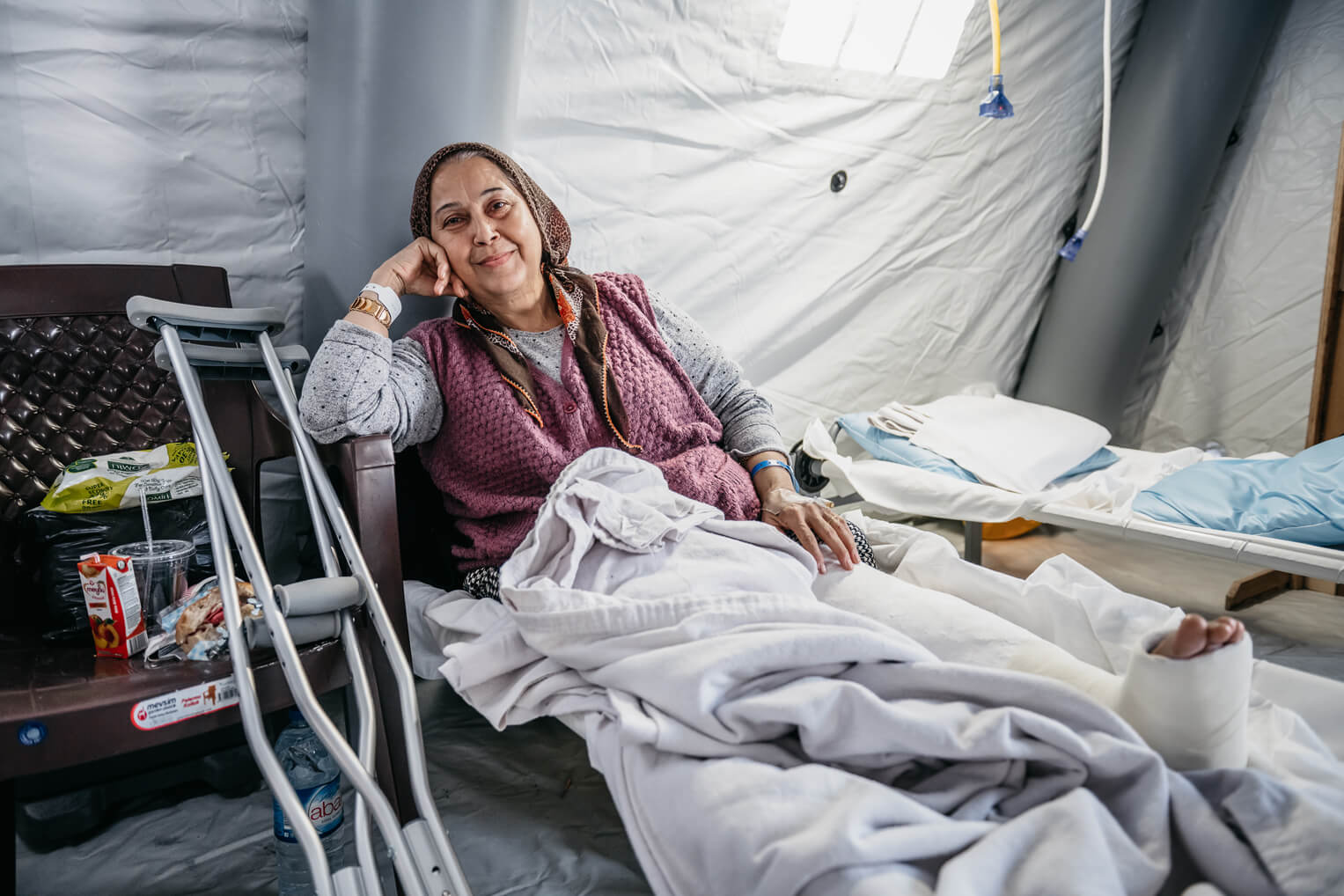 Sare* vino a nuestro hospital con una pierna fracturada al tratar de escapar de su departamento por una ventana durante el terremoto.