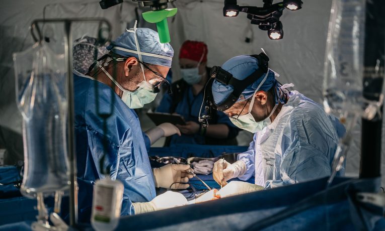 Nuestro equipo en el hospital móvil de Turquía ha tratado a miles de pacientes y ha practicado más de 100 cirugías.