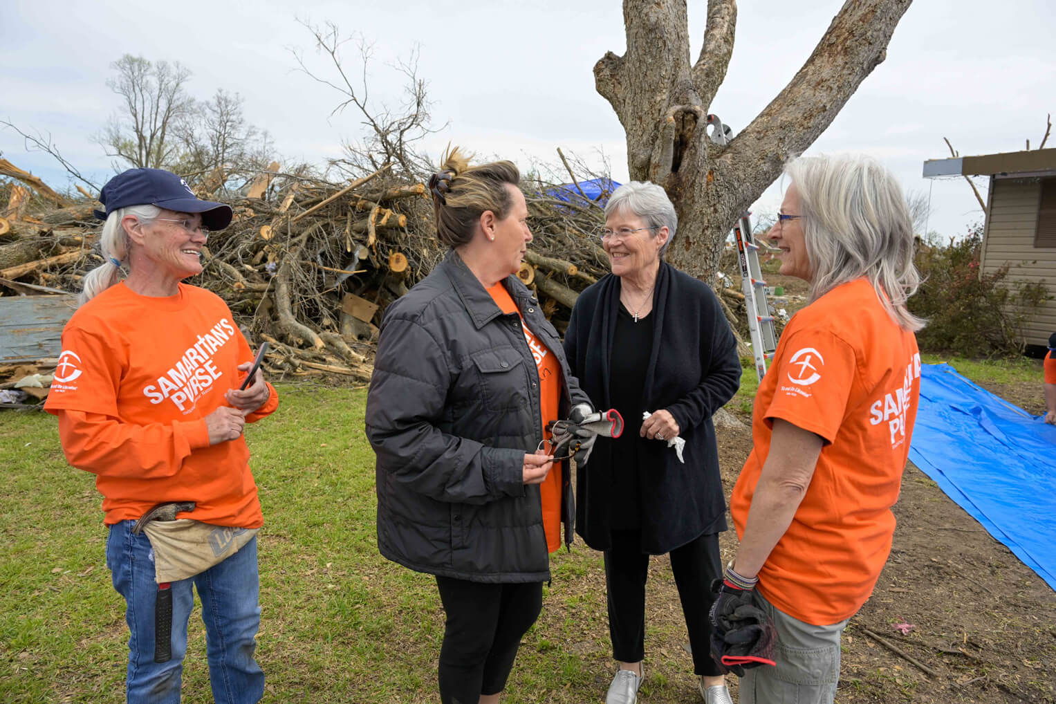 Jane Graham animó a los propietarios y a los voluntarios en Rolling Fork.