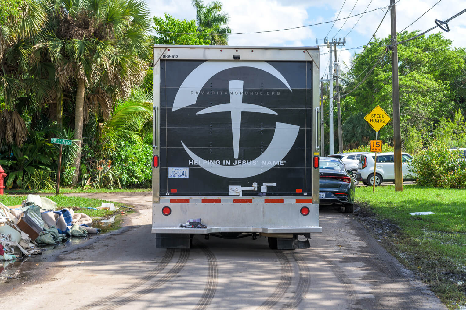 Image of USDR vehicle: Samaritan's Purse is helping in Jesus' Name in Fort Lauderdale.