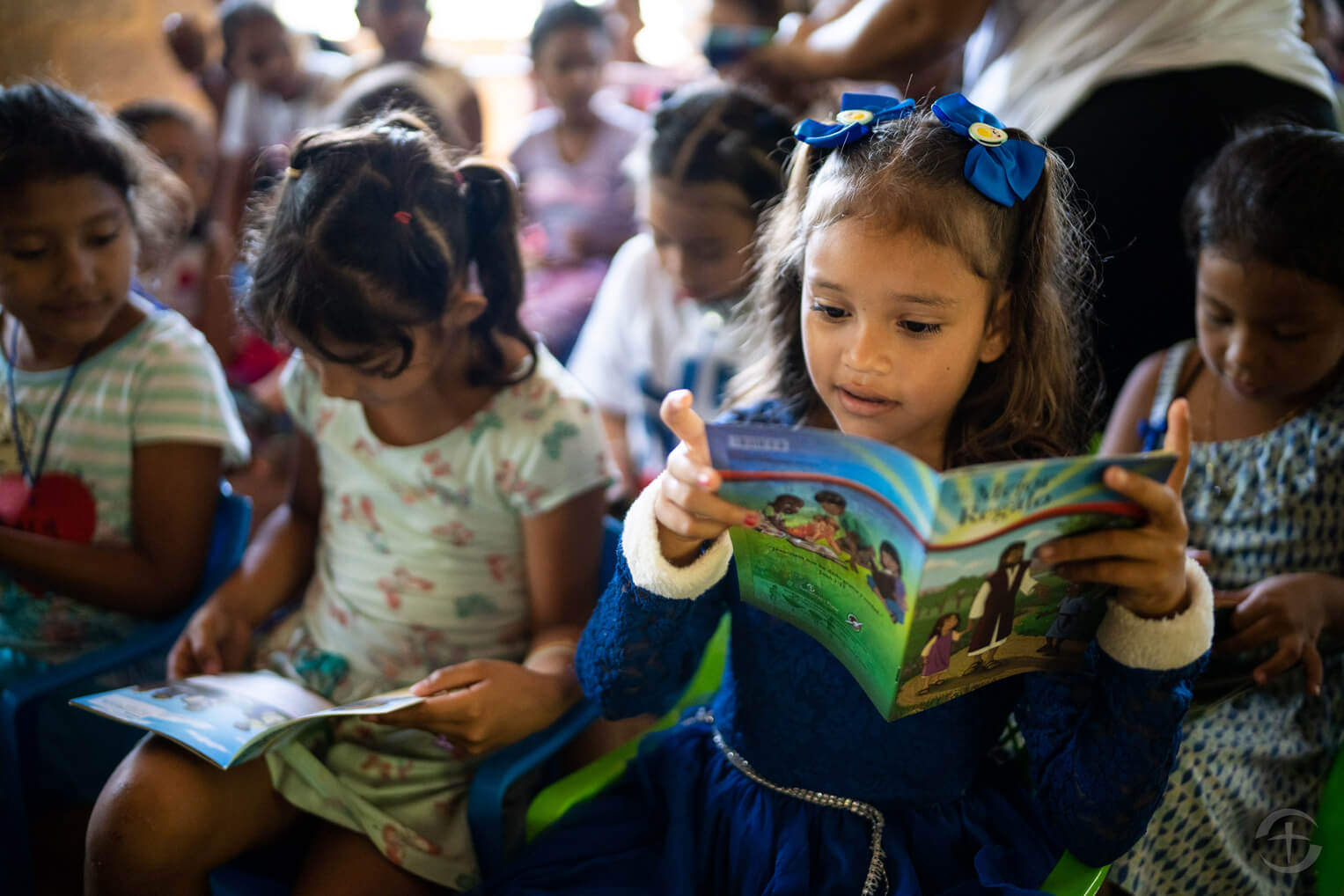 Una niña en Honduras lee sobre Jesucristo, el Mejor Regalo.