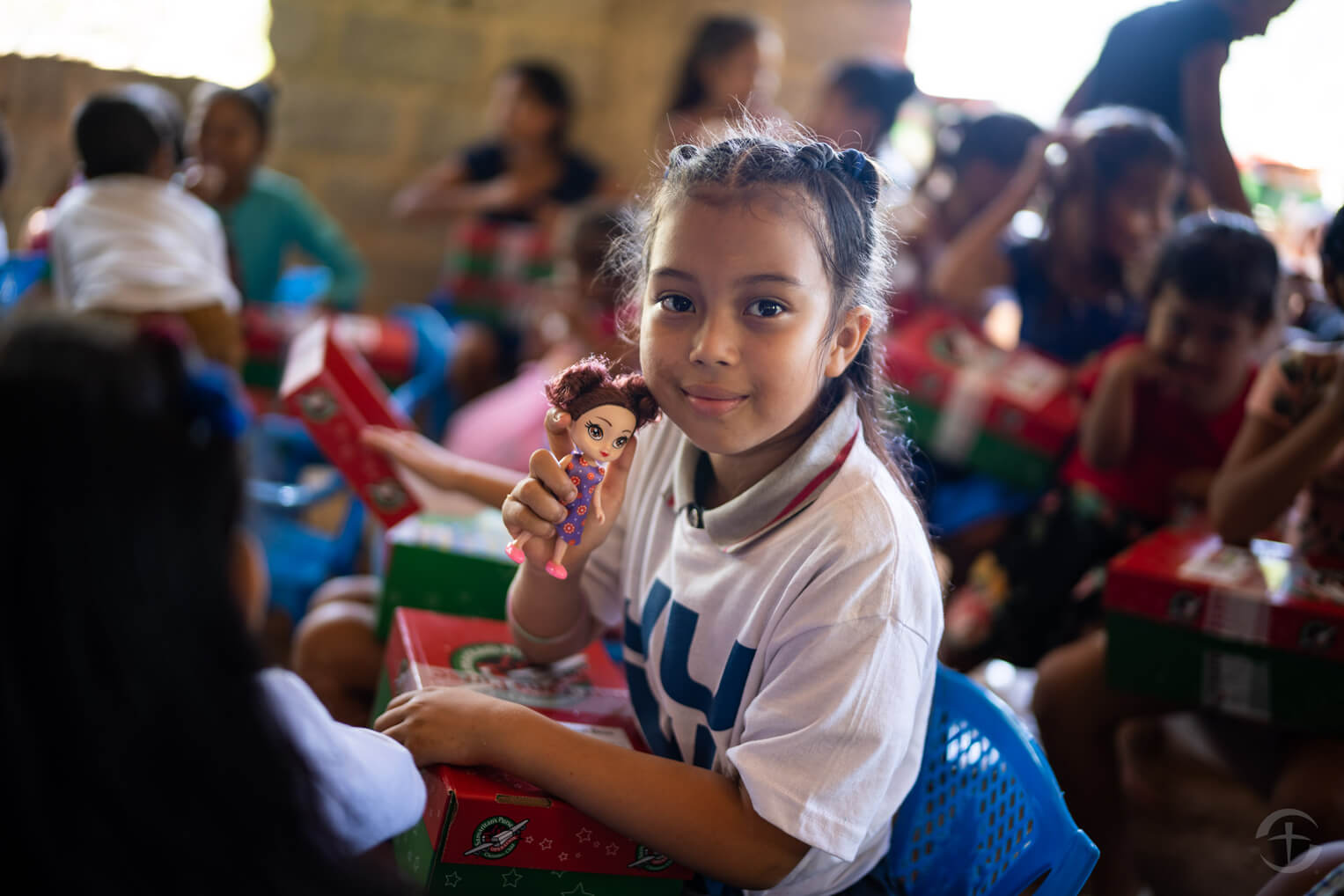 Cerca de 350 000 niños reciben cajas de regalos de Operation Christmas Child en Honduras cada año. El año pasado se recogieron más de 10.5 millones de cajas para distribución mundial.