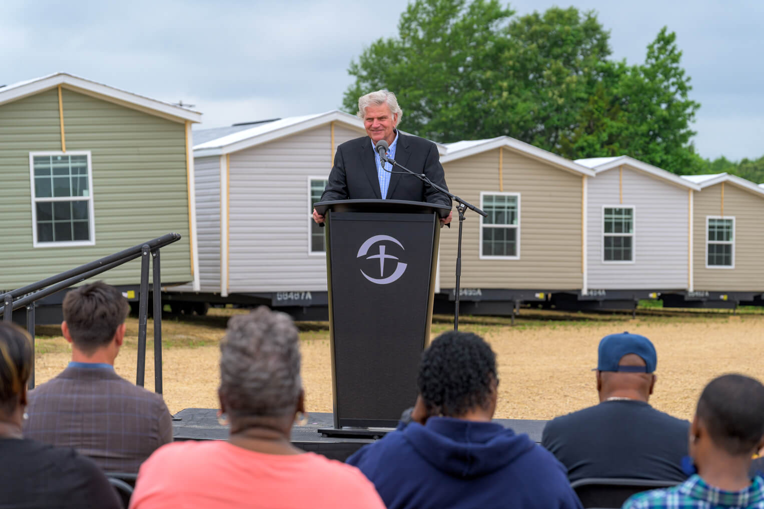 El presidente de Samaritan’s Purse dedica nuevas casas móviles para los propietarios en Mississippi.